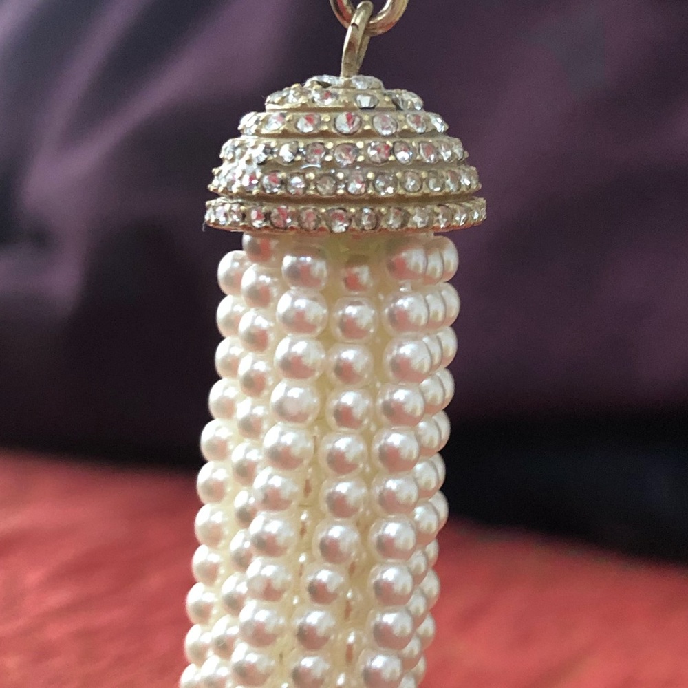 Beautiful and classic pearl and rhinestone long necklace.